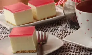 Sernik na zimno z sera z wiaderka i galaretek, idealny na letnie popołudnie. Pyszny deser z owocową galaretką.