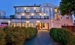 Elegancki rewal hotel przy plaży Residence, z restauracją i kawiarnią, zaprasza na wypoczynek.
