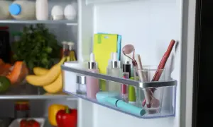 Chłodne kosmetyki, w tym różany roller i pomadki, stoją obok produktów spożywczych. Czuć orzeźwiający zapach mentolu.