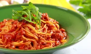 Jak zrobić sos do spaghetti? Przepisy i sekrety włoskich kucharzy