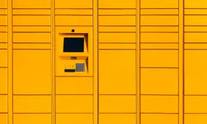 Żółty paczkomat InPost z ekranem dotykowym i klawiaturą numeryczną.