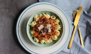 Pasta mit herzhafter Bolognese-Sauce, garniert mit Parmesan. Ein Hauch von Milch in der Sauce macht sie besonders cremig.