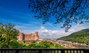 Heidelberger Schloss thront über der Stadt. Ein perfekter Ort, um zu sehen, was man in Heidelberg machen kann: Schlossbesichtigung, Spaziergang am Neckar.