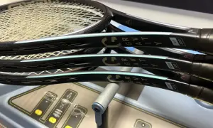 Tre racchette Head Gravity MP, pronte per essere incordate su una macchina Babolat.