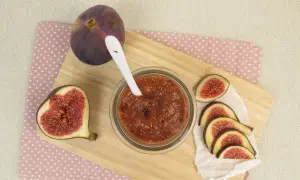 Frische Feigen und ein Glas selbstgemachter Feigensenf. Perfekt, um tessiner feigensenf selber machen zu lernen.