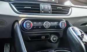 Panel klimatyzacji w aucie. Pokrętło z napisem A/C oznacza włącznik klimatyzacji.