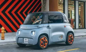Citroën Ami, un quadriciclo elettrico compatto, sfreccia in città. La sua lunghezza ridotta la rende perfetta per muoversi agilmente nel traffico urbano.
