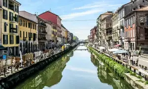 Urokliwe kanały i kolorowe kamienice w mediolańskich dzielnicach Navigli.