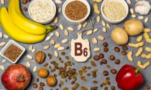 Banan, ziemniaki, papryka, granat, orzechy, rodzynki i płatki owsiane – produkty bogate w witaminę B6.