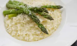Krämig sparris risotto med toppad med färsk sparris och riven parmesan. En härlig rätt som passar perfekt till våren.