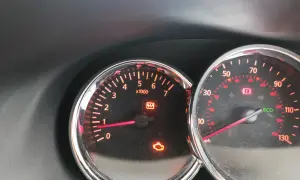 Dacia Sandero problem: motorlampan lyser. Varning för däcktryck och broms också.