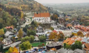 Jesienny krajobraz z kościołem na wzgórzu i targiem na dole. To jedno z najpiękniejszych miasteczek w Polsce.