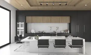 Nowoczesna kuchnia z wyspą i drewnianym sufitem. Świetny pomysł na sufit w kuchni, który dodaje ciepła i elegancji.
