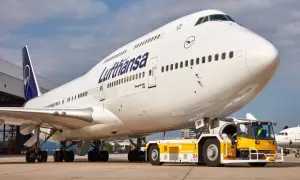 Lufthansa bagaż rejestrowany czeka na załadunek do Boeinga 747-400.