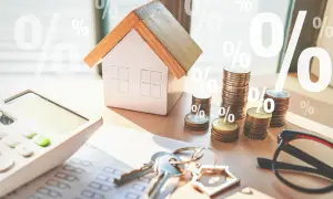 Casa, chiavi, calcolatrice e monete. La surroga del mutuo è un'opzione da valutare, ma dopo quanto tempo si può fare?