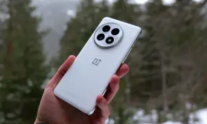 Biały smartfon z potrójnym aparatem, idealny do robienia zdjęć w plenerze. To jeden z telefonów z najlepszą baterią, który sprawdzi się w każdych warunkach.
