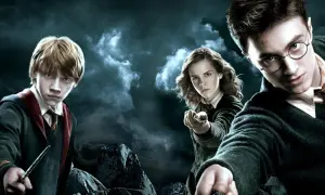 Harry, Ron och Hermione redo för strid i en mörk och dramatisk scen från harry potter-filmerna.