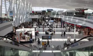 Tętniący życiem terminal lotniska w Budapeszcie. Ludzie przemieszczają się między sklepami i restauracjami, czekając na swoje loty.
