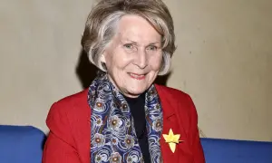 Uśmiechnięta Irena Santor w czerwonej marynarce i wzorzystym szalu. Wiele osób zastanawia się, ile lat ma Irena Santor, a jej wygląd świadczy o witalności.
