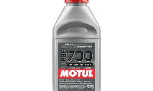 Bouteille de liquide de frein Motul RBF 700 DOT 4. Un choix idéal pour savoir quel liquide de frein choisir pour la compétition.