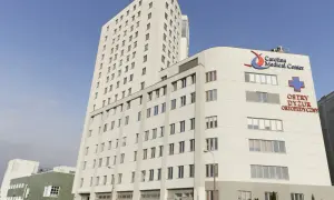 Nowoczesny budynek Carolina Medical Center w Warszawie z napisem "Ostry Dyżur Ortopedyczny".