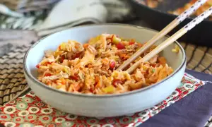 Miseczka pełna aromatycznego nasi goreng, gotowa do podania. Ten przepis na nasi goreng zachwyci każdego!