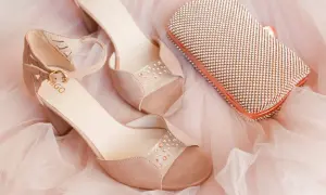 Buty do sukni boho: Kowbojki, sandały, trampki? Przetańcz całą noc!
