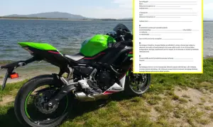 Zielony motocykl Kawasaki stoi nad jeziorem obok umowy kupna-sprzedaży.