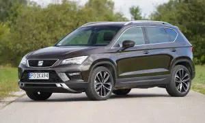 Brązowy Seat Ateca na drodze, z widocznymi felgami i detalami nadwozia. Poznaj jego wymiary.
