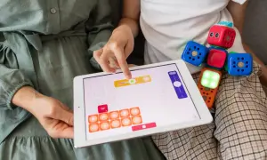 Plan pracy terapeutycznej z dzieckiem autystycznym: interaktywna zabawa z klockami i tabletem, rozwijająca logiczne myślenie i kreatywność.