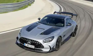 Srebrny Mercedes-AMG GT Black Series z czarnym skrzydłem i maską mknie po torze wyścigowym, zostawiając ślady opon.