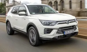 Biały SsangYong Korando w ruchu ulicznym. Czy to początek kolejnych awarii?