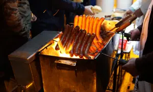 Sekret Niebieskiej Nyski: Dlaczego ta kiełbasa to legenda Krakowa?