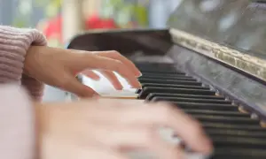Ile zajmuje nauka gry na pianinie? Odkryj czas potrzebny na postępy