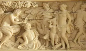 Rzeźba przedstawia scenę z mitologii, gdzie Parys wręcza jabłko Afrodycie. To symboliczny sąd Parysa, który zapoczątkował wojnę trojańską.