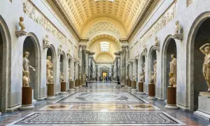 Długi korytarz Muzeów Watykańskich z rzeźbami i mozaikami na podłodze. Bilety do tego miejsca to klucz do podziwiania historii.
