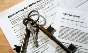 Mietvertrag für Wohnung mit Schlüsseln. Der Mietvertrag und die Hausordnung sind bereit zur Unterzeichnung.