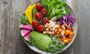 Weganizm: Zdrowie na talerzu? Jak zbilansować dietę i uniknąć niedoborów