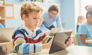 Kinder lernen mit Tablets und Laptops. Die Medien bedeutung in der Bildung ist heute enorm wichtig für die Zukunft.