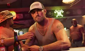 Jason z GTA 6 w czapce z daszkiem, siedzący przy barze z piwem. W tle inni mężczyźni i neon.