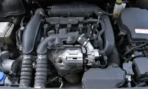 Silnik w Peugeot 508, z widocznymi elementami układu dolotowego i turbosprężarki.