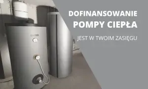 Dwa bojlery, jeden z nich z pompą ciepła, w pomieszczeniu technicznym.