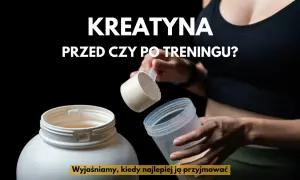 Dłoń wsypuje kreatynę do shakera obok dużego pojemnika.