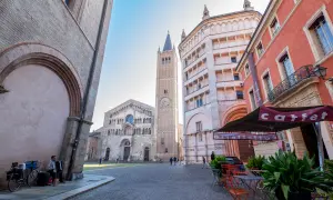 Parma co zobaczyć: Piazza Duomo z katedrą, baptysterium i wieżą. Muzyk gra na akordeonie.