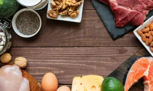Gesunde Lebensmittel für abnehmen mit proteinen: Hähnchen, Lachs, Rindfleisch, Eier, Nüsse, Samen, Bohnen, Brokkoli, Käse, Avocado und Milch.
