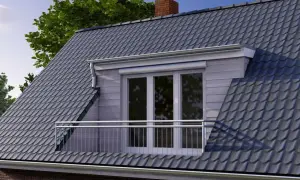 Moderne dach loggia mit Glastüren und Geländer, umgeben von einem grauen Ziegeldach und grünen Bäumen.