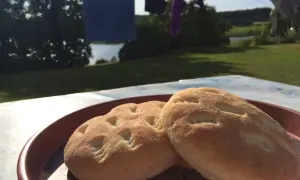 Två nybakade tekakor på ett fat, redo att avnjutas utomhus. Ett perfekt recept för en sommardag.