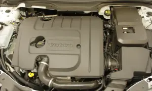 Silnik Volvo V50 1.6 diesel. Widoczna osłona silnika z logo Volvo, przewody i elementy układu dolotowego.