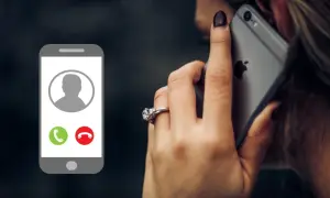 Kobieta z pierścionkiem na palcu odbiera telefon. Ekran pokazuje ikonę połączenia, sugerując jak ukryć nr tel.