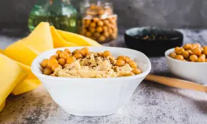 Pyszny, kremowy hummus z ciecierzycą, posypany przyprawami. Idealny dip, który odpowiada na pytanie: co to jest hummus?